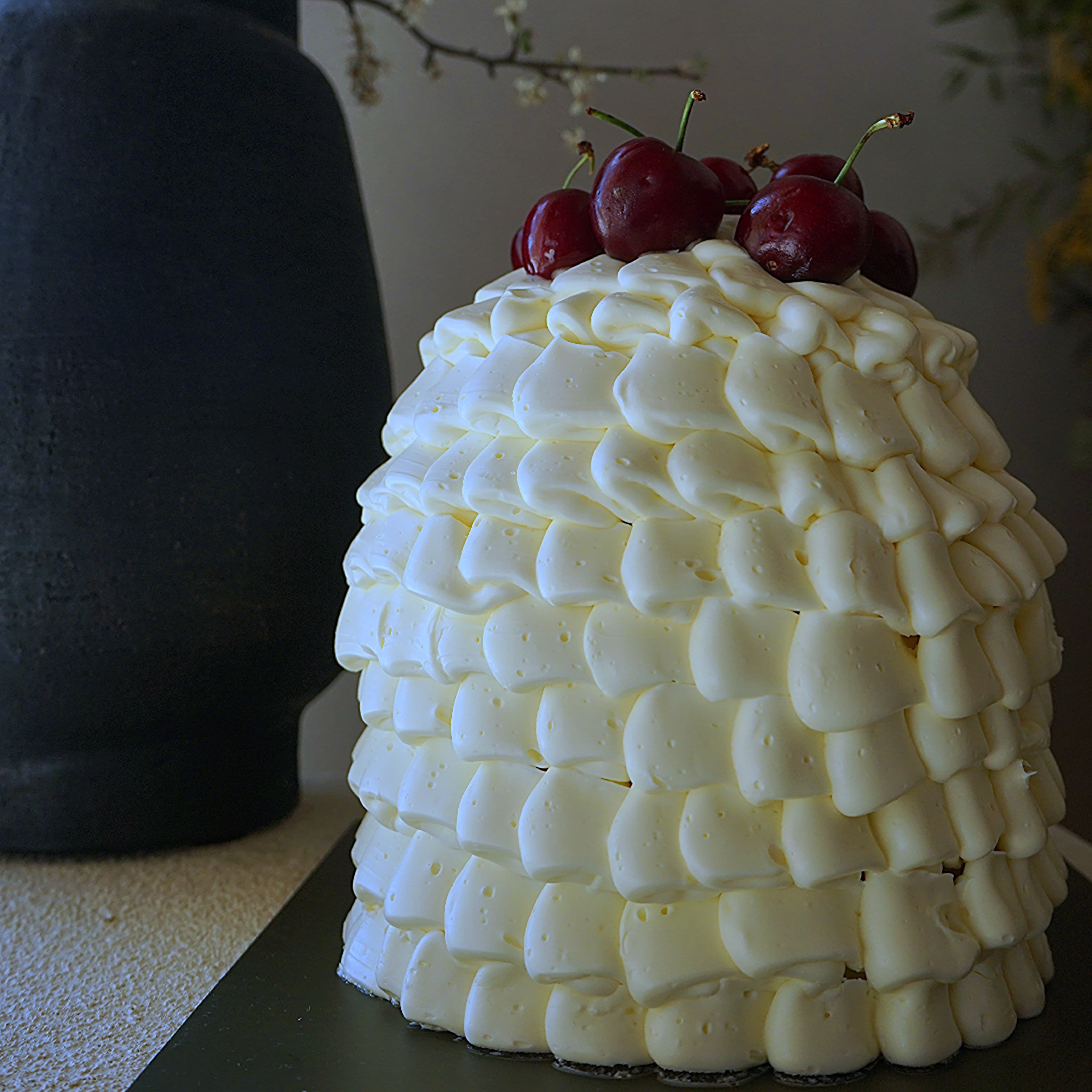 Forma Dome con Cobertura de Buttercream y Cerezas de Temporada