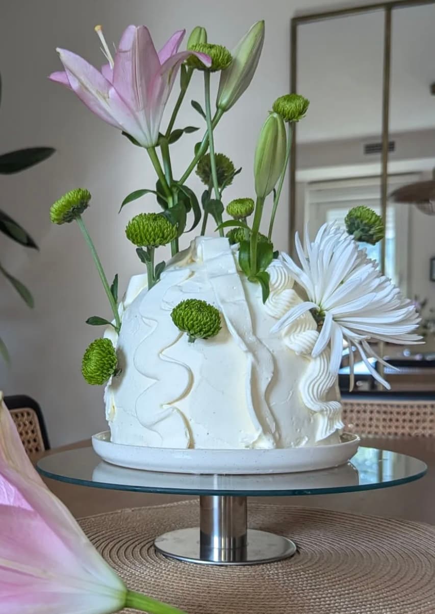 Forma Dome con Cobertura de Buttercream y Decoración de Flores